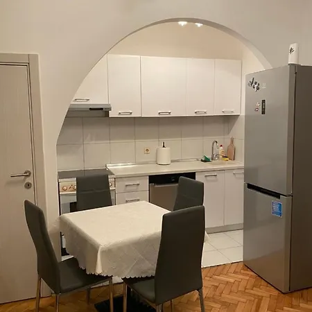 Tilia Center Apartman *